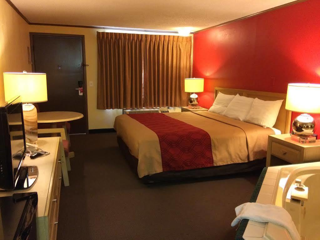 Econo Lodge Norwalk Esterno foto